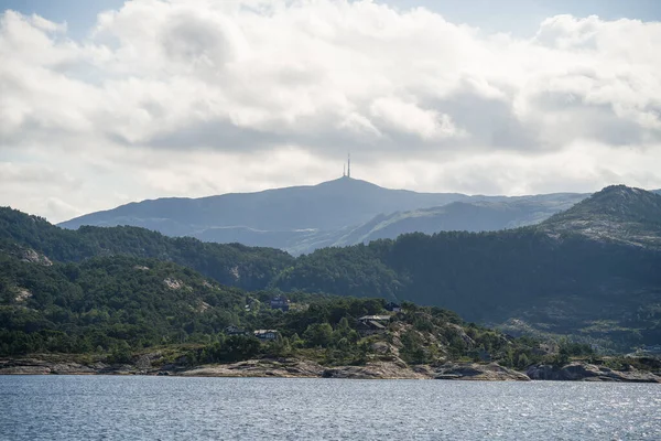 挪威自然背景下的危险峡湾美景 — 图库照片