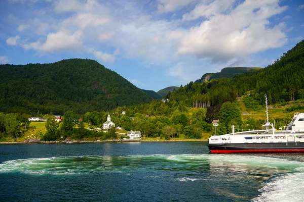 挪威关于危险峡湾和船舶的惊人观点 — 图库照片