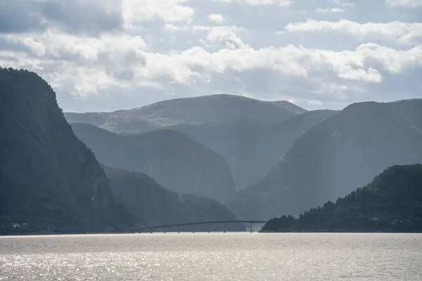 挪威自然背景下的危险峡湾美景 — 图库照片