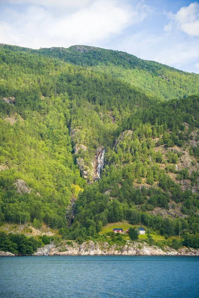Niesamowity Widok Hardangerfjord Wodospadem Norwegii — Zdjęcie stockowe