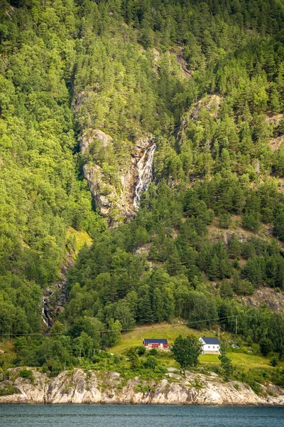 Increíble Vista Hardangerfjord Con Cascada Noruega —  Fotos de Stock