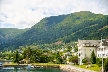 Norveç 'te yaz mevsiminde Hardangerfjord' un inanılmaz manzarası