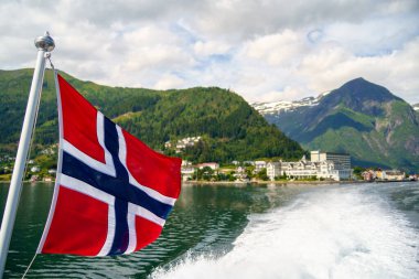 Norveç bayrağıyla Hardangerfjord 'un inanılmaz manzarası 