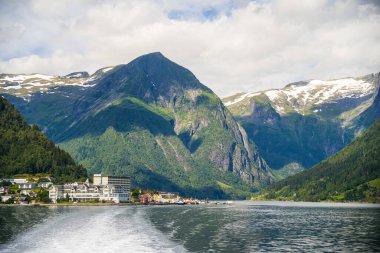 Norveç 'te yaz mevsiminde Hardangerfjord' un inanılmaz manzarası