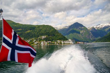 Norveç bayrağıyla Hardangerfjord 'un inanılmaz manzarası 
