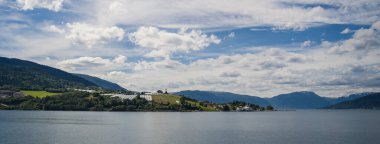 Norveç 'te yaz mevsiminde Hardangerfjord' un inanılmaz manzarası