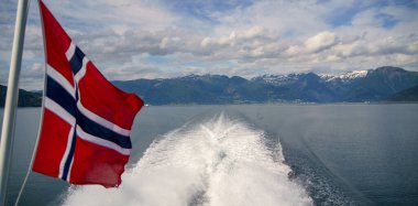 Norveç bayrağıyla Hardangerfjord 'un inanılmaz manzarası 
