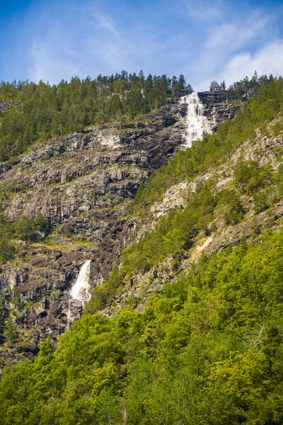 Norveç 'te şelaleli Hardangerfjord' un muhteşem manzarası 