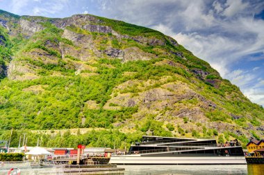 Norveç 'te yaz mevsiminde evlerle Flam' in muhteşem manzarası