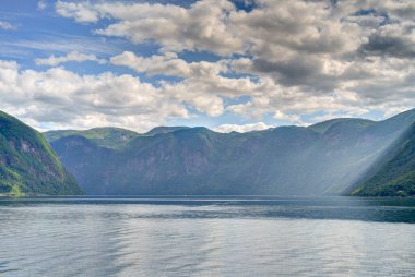 Norveç 'te yaz mevsiminde Hardangerfjord' un inanılmaz manzarası