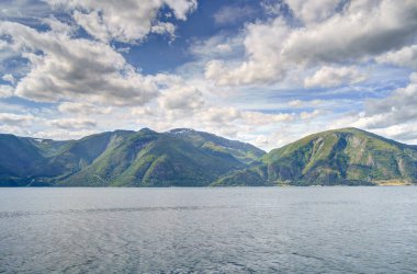 Norveç 'te yaz mevsiminde Hardangerfjord' un inanılmaz manzarası