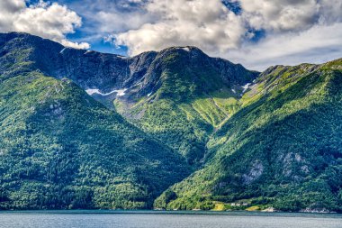 Norveç 'te yaz mevsiminde Hardangerfjord' un inanılmaz manzarası