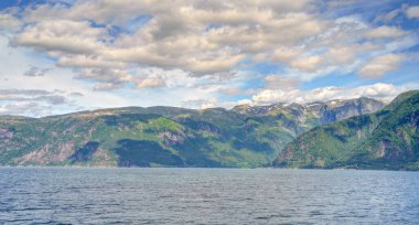 Norveç 'te yaz mevsiminde Hardangerfjord' un inanılmaz manzarası