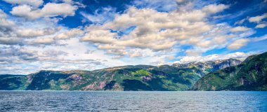 Norveç 'te yaz mevsiminde Hardangerfjord' un inanılmaz manzarası