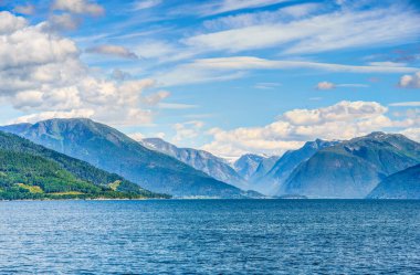 Norveç 'te yaz mevsiminde Hardangerfjord' un inanılmaz manzarası