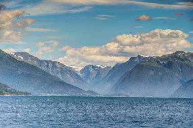Norveç 'te yaz mevsiminde Hardangerfjord' un inanılmaz manzarası