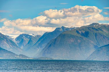 Norveç 'te yaz mevsiminde Hardangerfjord' un inanılmaz manzarası