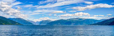 Norveç 'te yaz mevsiminde Hardangerfjord' un inanılmaz manzarası