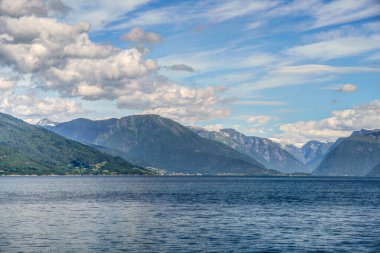Norveç 'te yaz mevsiminde Hardangerfjord' un inanılmaz manzarası
