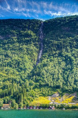 Norveç 'te şelaleli Hardangerfjord' un muhteşem manzarası 