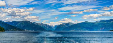 Norveç 'te yaz mevsiminde Hardangerfjord' un inanılmaz manzarası
