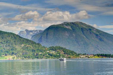 Norveç 'te yaz mevsiminde Hardangerfjord' un inanılmaz manzarası