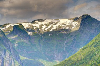 Norveç 'te yaz mevsiminde Hardangerfjord' un inanılmaz manzarası