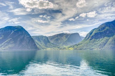 Norveç 'te yaz mevsiminde Hardangerfjord' un inanılmaz manzarası