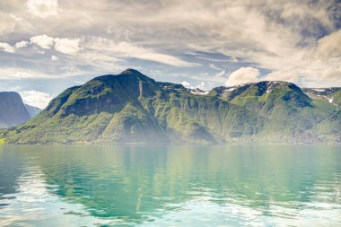 Norveç 'te yaz mevsiminde Hardangerfjord' un inanılmaz manzarası