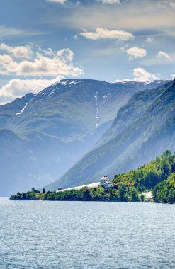 Norveç 'te yaz mevsiminde Hardangerfjord' un inanılmaz manzarası