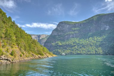 Norveç 'te yaz mevsiminde Hardangerfjord' un inanılmaz manzarası