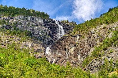Norveç 'te şelaleli Hardangerfjord' un muhteşem manzarası 