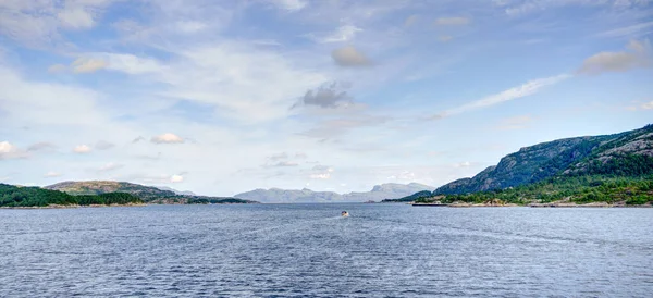 Norveç 'te yaz mevsiminde Hardangerfjord' un inanılmaz manzarası