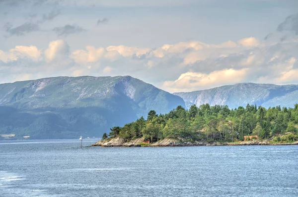 关于挪威夏季危险峡湾的惊人观点 — 图库照片
