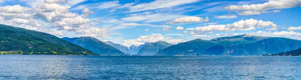 Norveç 'te yaz mevsiminde Hardangerfjord' un inanılmaz manzarası