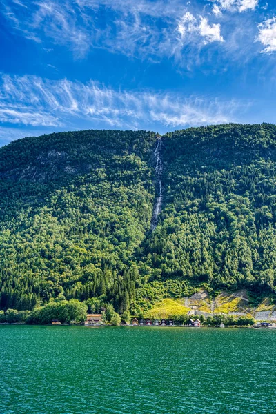 Norveç 'te şelaleli Hardangerfjord' un muhteşem manzarası 