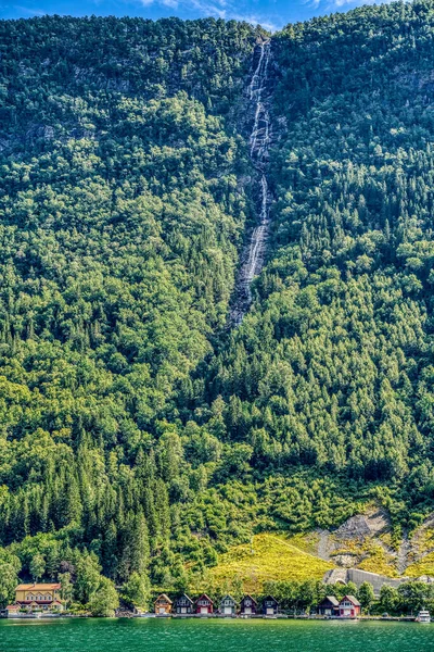 关于挪威瀑布的危险峡湾的惊人观点 — 图库照片
