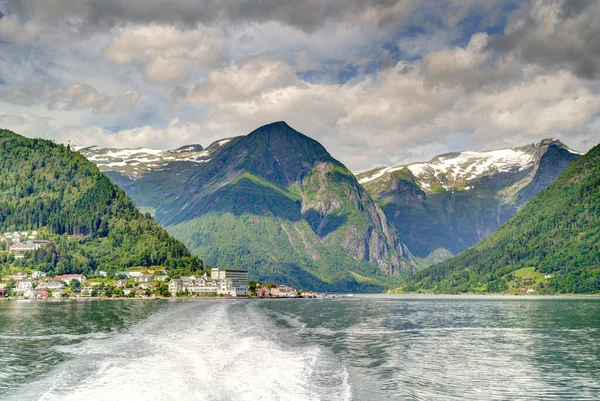 Increíble Vista Del Fiordo Hardangerfjord Con Casas Noruega Hora Verano —  Fotos de Stock