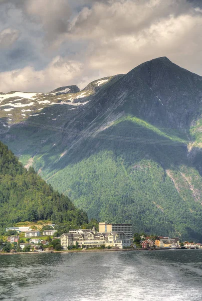 Niesamowity Widok Hardangerfjord Domami Norwegii Okresie Letnim — Zdjęcie stockowe