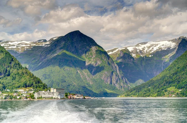 关于挪威夏季房屋危险的惊人景象 — 图库照片