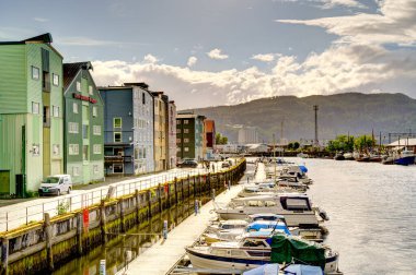 Trondheim, Norveç - Ağustos 2022: Bulutlu havada tarihi merkez