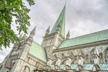 Trondheim, Norveç - Ağustos 2022: Bulutlu havada tarihi merkez