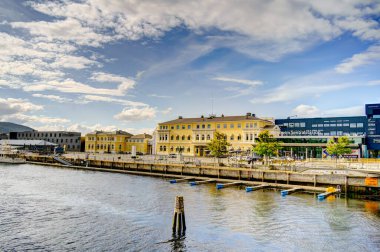 Trondheim, Norveç - Ağustos 2022: Bulutlu havada tarihi merkez