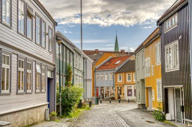 Trondheim, Norveç - Ağustos 2022: Bulutlu havada tarihi merkez