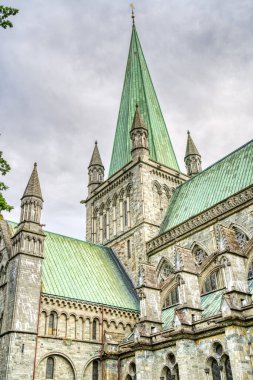 Trondheim, Norveç - Ağustos 2022: Bulutlu havada tarihi kilise