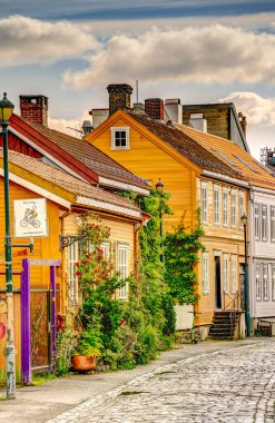 Trondheim, Norveç - Ağustos 2022: Bulutlu havada tarihi merkez