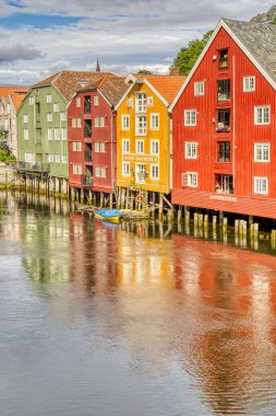 Trondheim, Norveç - Ağustos 2022: Bulutlu havada tarihi merkez