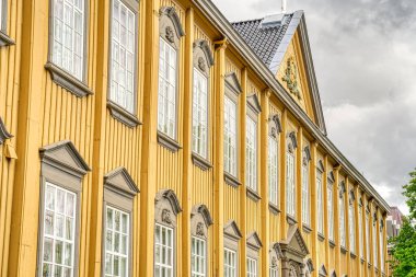 Trondheim, Norveç - Ağustos 2022: Bulutlu havada tarihi merkez