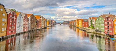 Trondheim, Norveç - Ağustos 2022: Bulutlu havada tarihi merkez