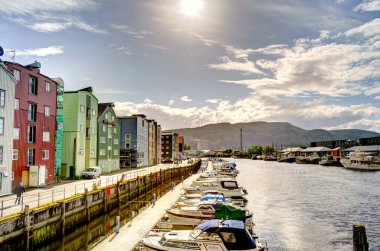 Trondheim, Norveç - Ağustos 2022: Bulutlu havada tarihi merkez